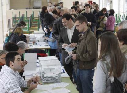 Varios ciudadanos asisten a votar a un colegio electoral del barrio donostiarra de Amara en los comicios vascos de 2009.