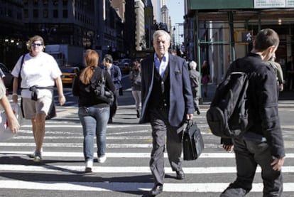 El escritor Mario Vargas Llosa cruza ayer una calle de Manhattan, en Nueva York, la ciudad donde reside estos días.