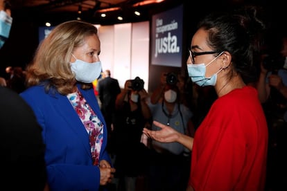 La vicepresidenta primera del Gobierno, Nadia Calviño, conversa con la refugiada afgana, la capitana de la selección afgana de baloncesto en silla de ruedas, Nilofar Bayat.