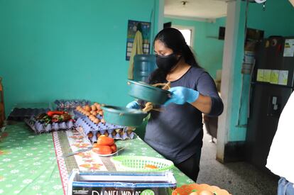 Una agricultora prepara un pedido durante la pandemia.