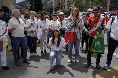Varias personas se reúnen frente a la clínica Santa Fe para orar por la vida de Miguel Uribe Turbay.