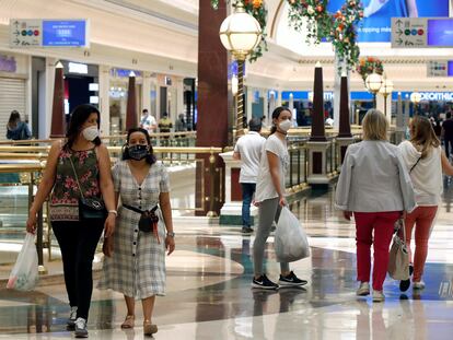 Varias personas caminan por el centro comercial Gran Via 2 de Barcelona el pasado lunes.