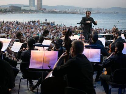 La playa de Sant Sebastià se llenó para escuchar un concierto de la OBC