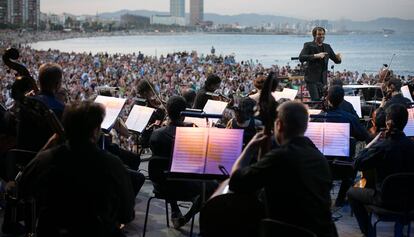 La playa de Sant Sebastià se llenó para escuchar un concierto de la OBC