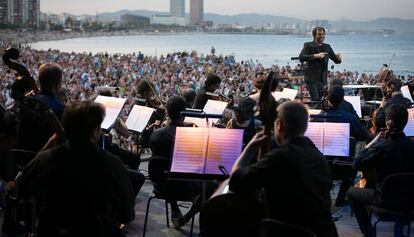 La platja de Sant Sebastià es va omplir per escoltar un concert de l'OBC.