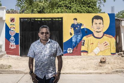 Mural hecho en la fachada de la casa el abuelo paterno de Luis Díaz. En la foto el padre de Lucho: Luis Manuel Díaz, o el Mane. Barrancas, 11 de abril de 2022.