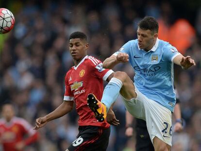 Demichelis despeja la pelota ante Rashford.