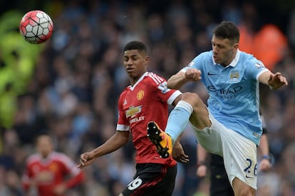 Demichelis despeja la pelota ante Rashford.