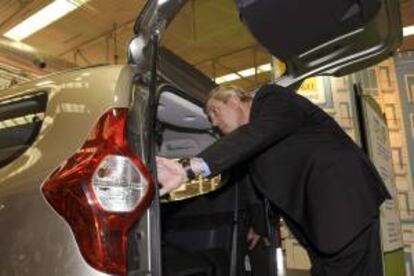 El presidente de Renault España, José Vicente de los Mozos, observa el interior de un vehículo en el  stand de la empresa automovilistica en la Feria de Muestras de Valladolid. EFE/Archivo