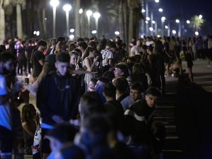 Macrobotellón en la playa en la tercera noche de las fiestas de La Mercè de Barcelona.