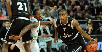 Aaron Jackson escapa del jugador del Unicaja Earl Rowland, ayer.