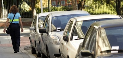 Una controladora en la zona de estacionamiento regulado junto al parque de El Retiro, en julio de 2013.