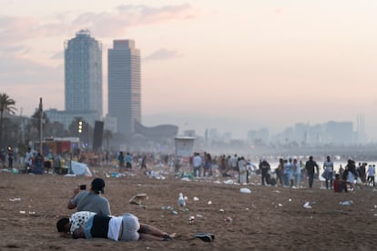 Las playas empiezan a vaciarse antes de la llegada la Guardia Urbana y los equipos de limpieza.