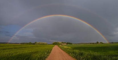 Un arcoíris se extiende sobre un camino en Sieversdorf, en el este de Alemania.