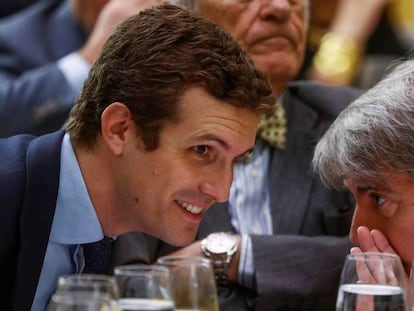 Pablo Casado y Ángel Garrido, en un desayuno informativo. 