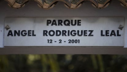 Placa por la conmemoración de los 40 años de la muerte de Ángel Rodríguez Leal en Casasimarro (Cuenca).