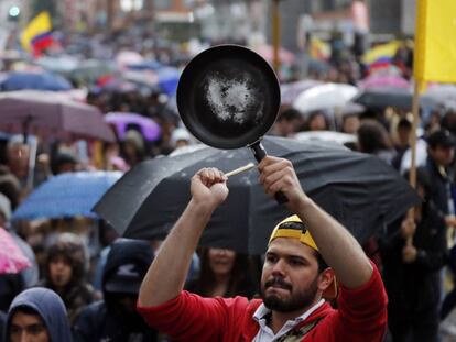 Manifestantes marchan por la Carrera Séptima de Bogotá.