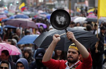 Manifestantes marchan por la Carrera Séptima de Bogotá.