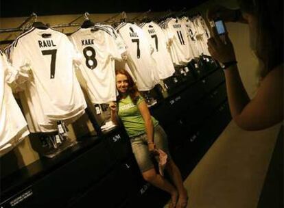 Una aficionada se hace una fotografía en la tienda de Adidas instalada en el Bernabéu.