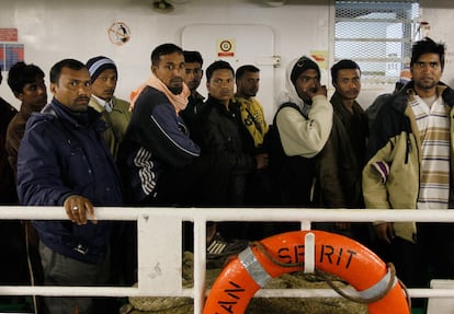 15 de abril. Emigrantes, a bordo de un buque para ser evacuados de la ciudad de Misrata.