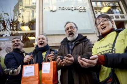 Un grupo de afectados por el fraude en la comercialización de las participaciones preferentes y obligaciones subordinadas de Novagalicia banco se ha concentrado hoy ante la sede central en Ourense.