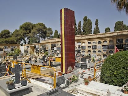 Trabajos en el monolito sobre la fosa de los fusilados en el cementerio de Paterna