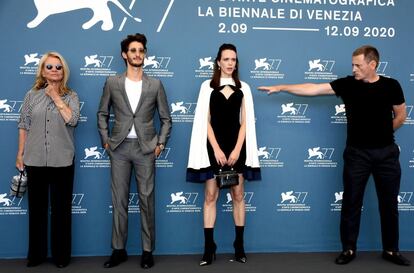 De izquierda a derecha, la directora francesa Nicole Garcia, y los actores franceses Pierre Niney, Stacy Martin y Benoit Magimel, durante el 'photocall' de 'Amants'.