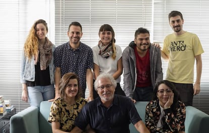 Héctor Abad Faciolince con el equipo de trabajo de Angosta.