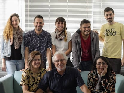 H&eacute;ctor Abad Faciolince con el equipo de trabajo de Angosta. 