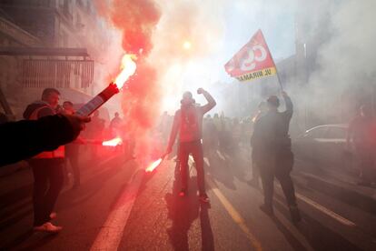 Trabajadores portuarios de la CGT francesa asisten a una manifestación en Marsella (Francia), durante el 36º día consecutivo de huelga contra los planes de reforma de pensiones del Gobierno.