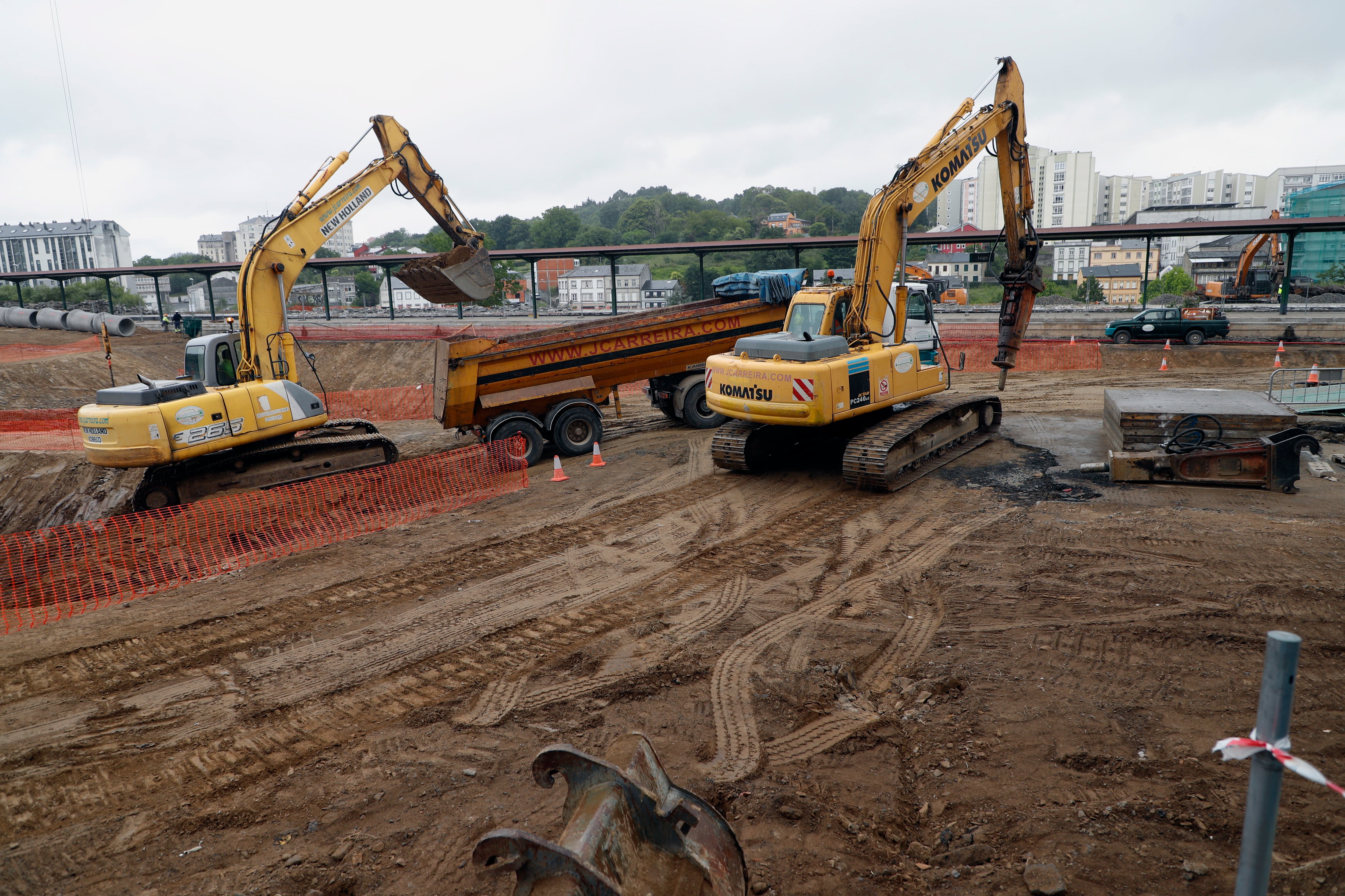 Máquinas trabajando en la construcción de la estación intermodal de Lugo (Galicia).