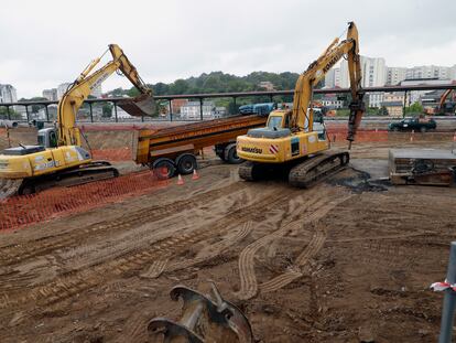 Dos máquinas trabajan en el terreno que acogerá a la futura estación intermodal de Lugo (Galicia).