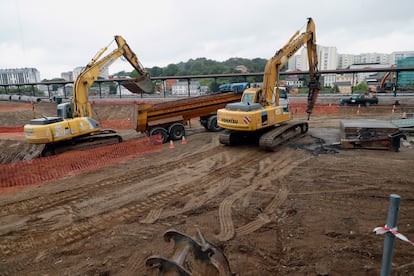 Máquinas trabajando en la construcción de la estación intermodal de Lugo (Galicia).