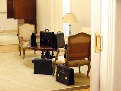 Las carteras de varios ministros en una sala del Palacio de la Moncloa, el 13 de julio.