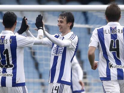 Los jugador de la Real Sociedad celebran el primer gol contra el Granada.