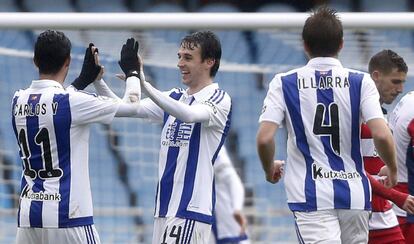 Los jugador de la Real Sociedad celebran el primer gol contra el Granada.