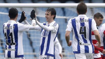 Los jugador de la Real Sociedad celebran el primer gol contra el Granada.
