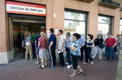 Un grupo de personas, en una oficina de empleo en Alcal&aacute;.