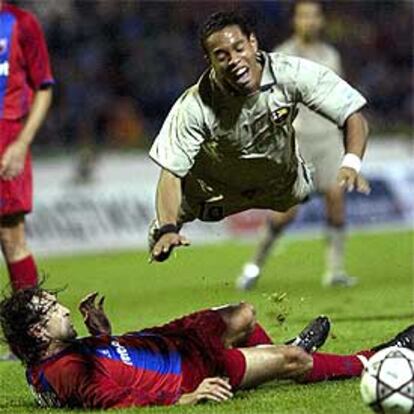 Ronaldinho salta por encima de un jugador del Panionios.