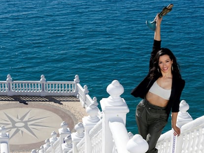 La cantante de origen cubano Chanel posa con el galardón del Benidorm Fest este domingo en Benidorm. Chanel representará a España en el próximo festival de Eurovisión que se celebrará en mayo en la ciudad italiana de Turín.