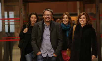 El candidato de Comú Podem para la presidencia de la Generalitat de Cataluña, Xavier Domènech (centro), llega a la sede electora.