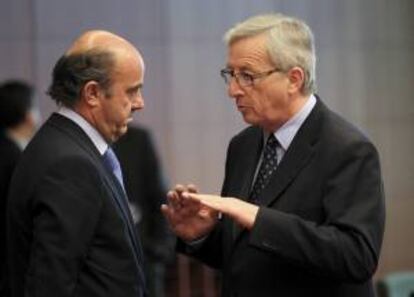 El ministro de Economía español, Luis de Guindos (i), conversa con el presidente del Eurogrupo y primer ministro luxemburgués, Jean-Claude Juncker (d), en la reunión de ministros de Finanzas del Eurogrupo, el pasado 14 de mayo. EFE/Archivo