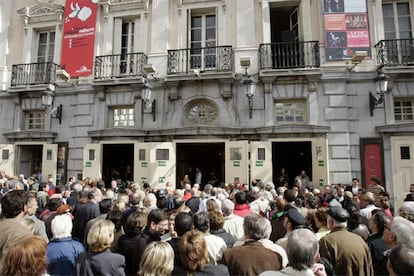 Una multitud se arremolina frente al Teatro Español, donde ha tenido lugar el homenaje.