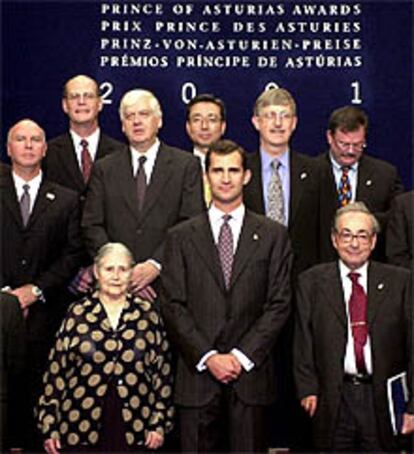 El Príncipe Felipe posa con los galardonados, durante la recepción oficial previa a la entrega de los premios.