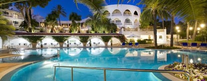 Piscina del hotel Luabay Galatz&oacute;, en Peguera, Mallorca ( Baleares)