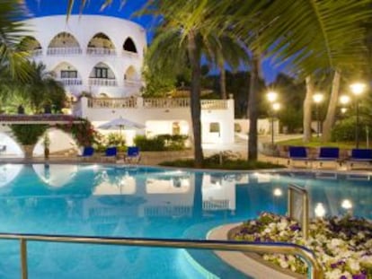 Piscina del hotel Luabay Galatz&oacute;, en Peguera, Mallorca ( Baleares)