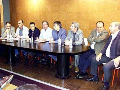 Representantes de las cofradías de pescadores y de la Administración, en su reunión de ayer en Santoña.
