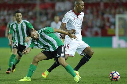 El sevillista, Nzonzi, arrebata un balón al jugador del Real Betis Dani Ceballos.