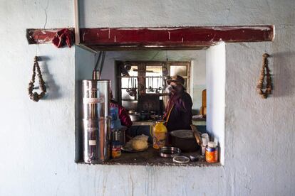 Nawang Tashi (R), de 53 años, bebe té en la cocina del monasterio Tnagyud Gompa en Komik, en el valle Spiti, en el estado norteño de Himachal Pradesh.