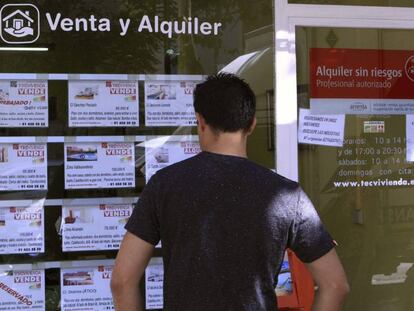 Un hombre mira el escaparate de una inmobiliaria en Madrid.